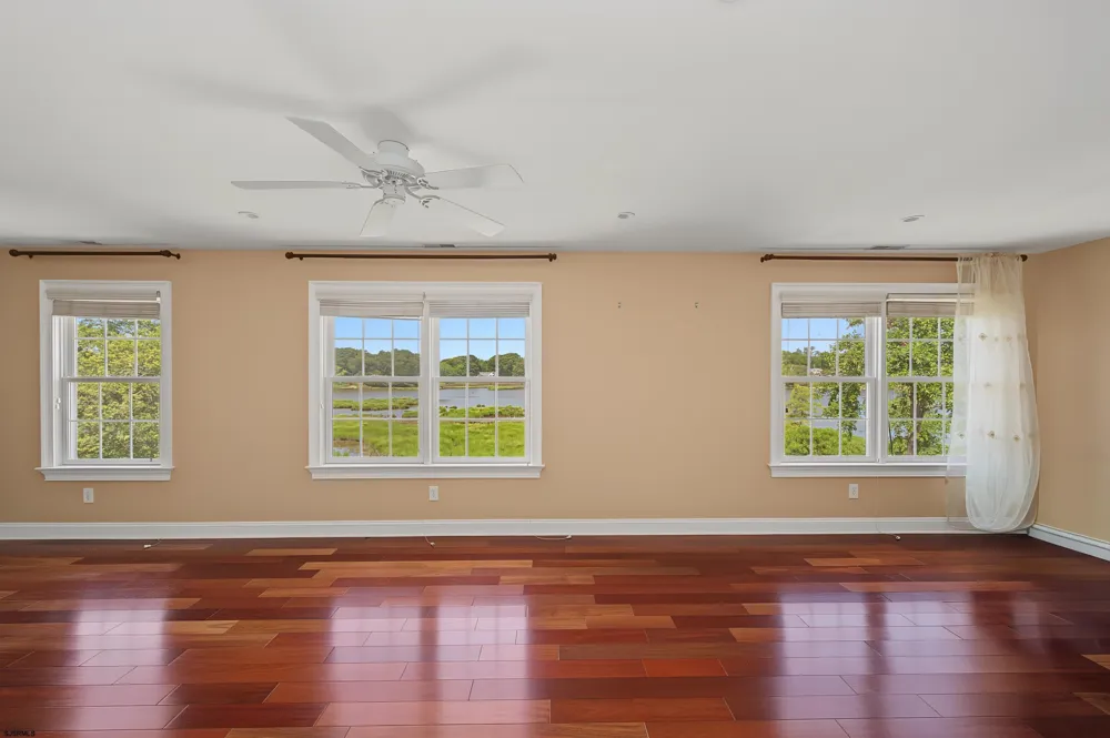1 Barr Ct Linwood, NJ 08221