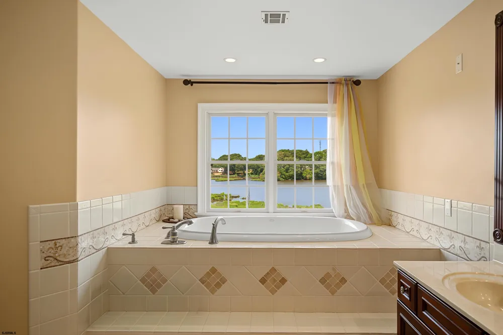 1 Barr Ct Linwood, NJ 08221