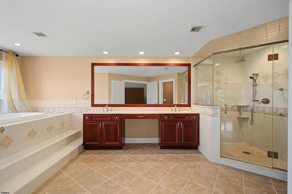 1 Barr Ct Linwood, NJ 08221