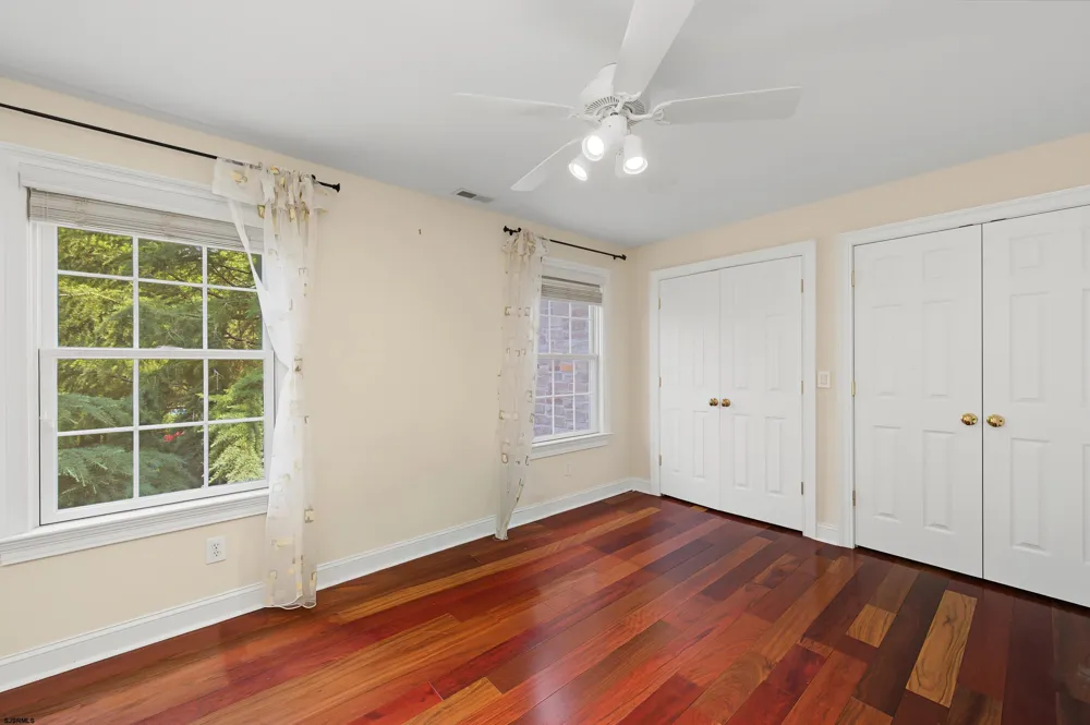 1 Barr Ct Linwood, NJ 08221