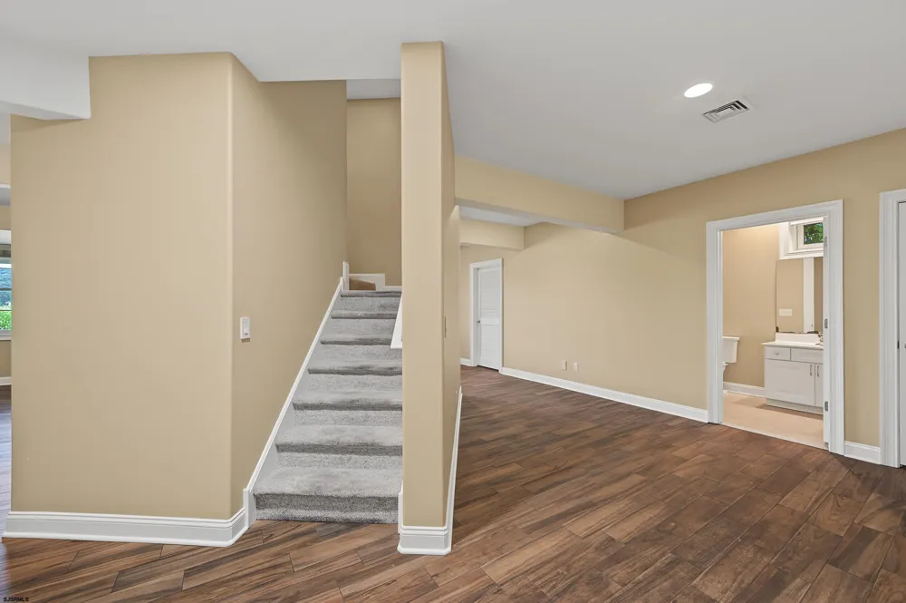 1 Barr Ct Linwood, NJ 08221