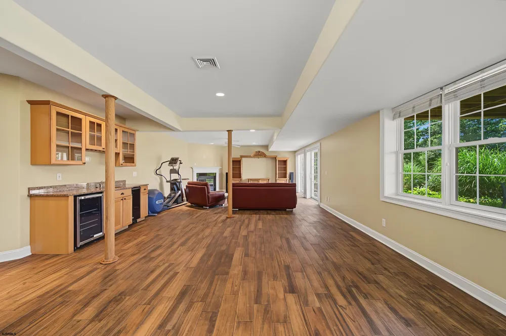 1 Barr Ct Linwood, NJ 08221