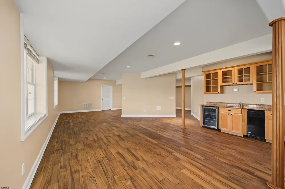 1 Barr Ct Linwood, NJ 08221
