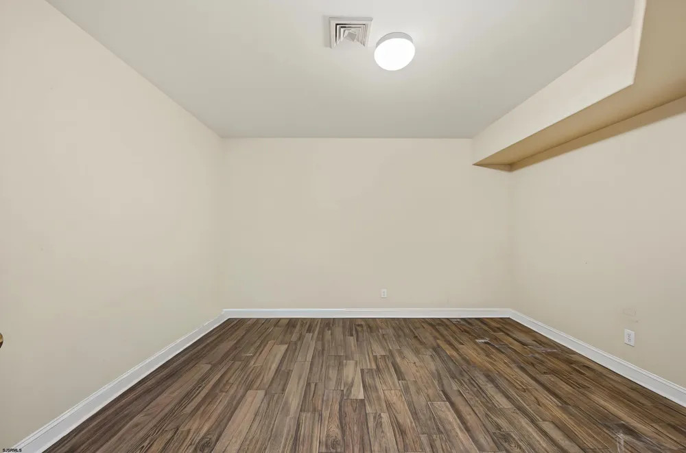 1 Barr Ct Linwood, NJ 08221