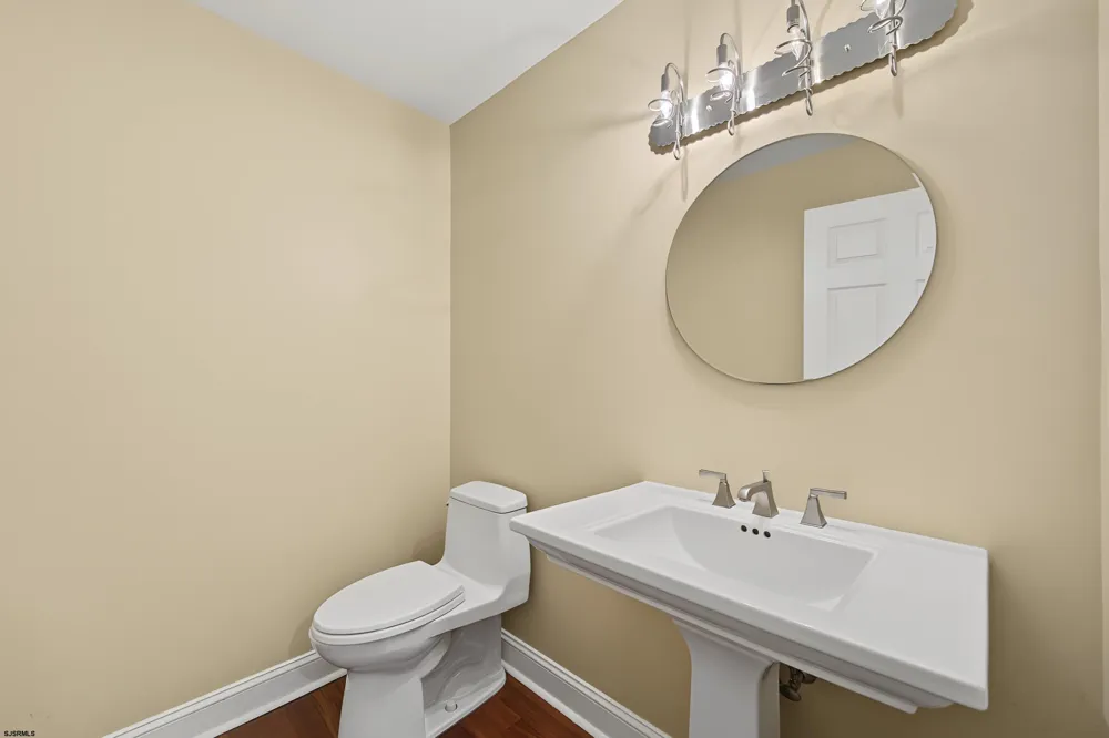 1 Barr Ct Linwood, NJ 08221