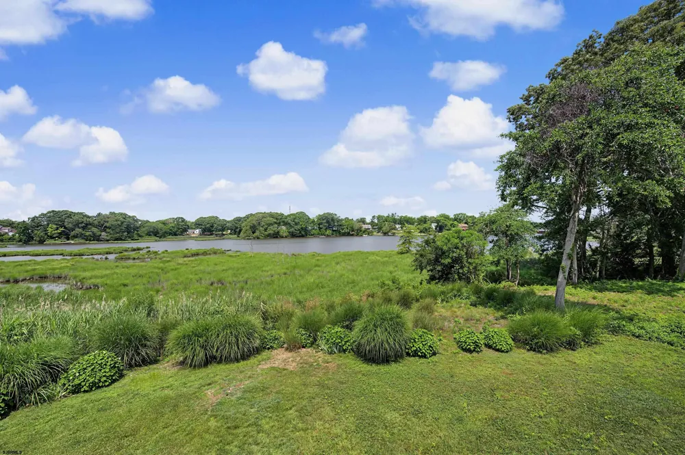1 Barr Ct Linwood, NJ 08221