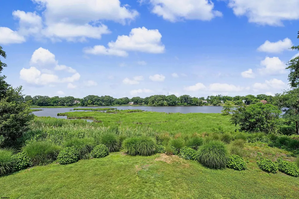 1 Barr Ct Linwood, NJ 08221
