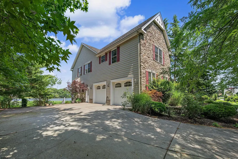 1 Barr Ct Linwood, NJ 08221