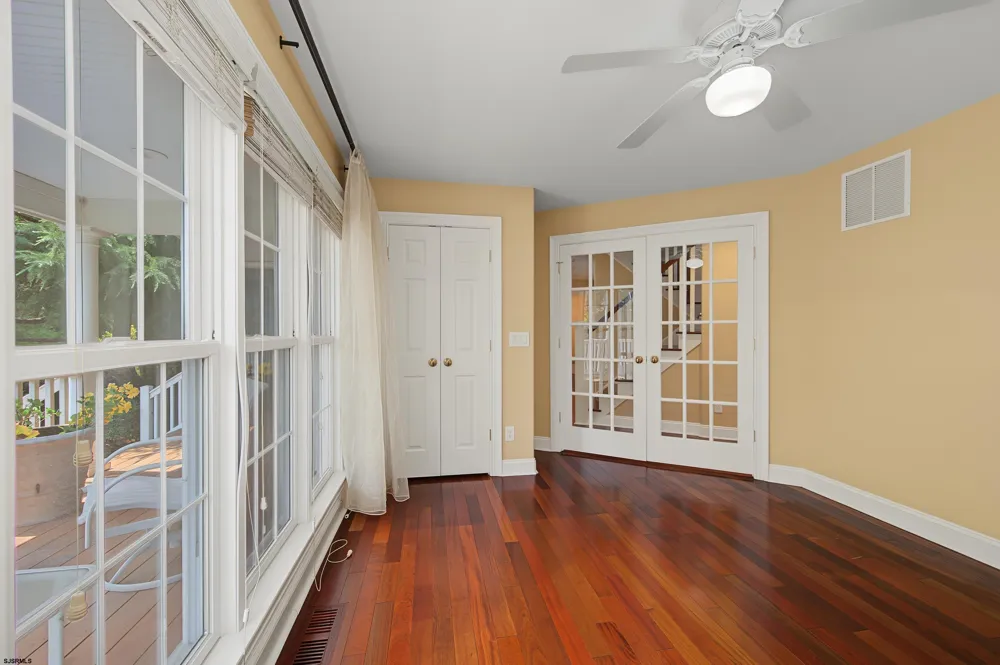 1 Barr Ct Linwood, NJ 08221