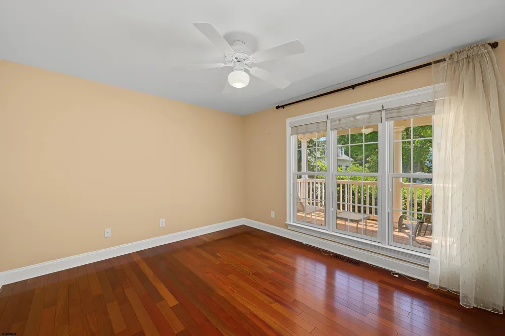 1 Barr Ct Linwood, NJ 08221