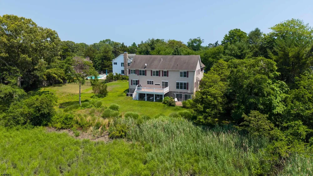 1 Barr Ct Linwood, NJ 08221