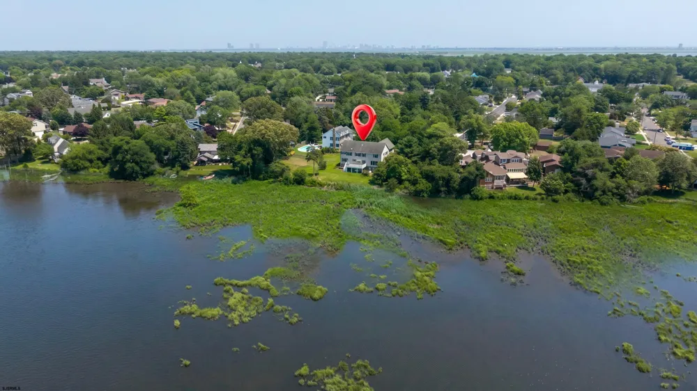 1 Barr Ct Linwood, NJ 08221