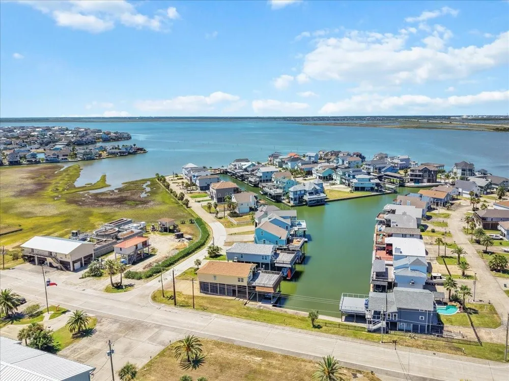314 Windward Way Tiki Island, TX 77554