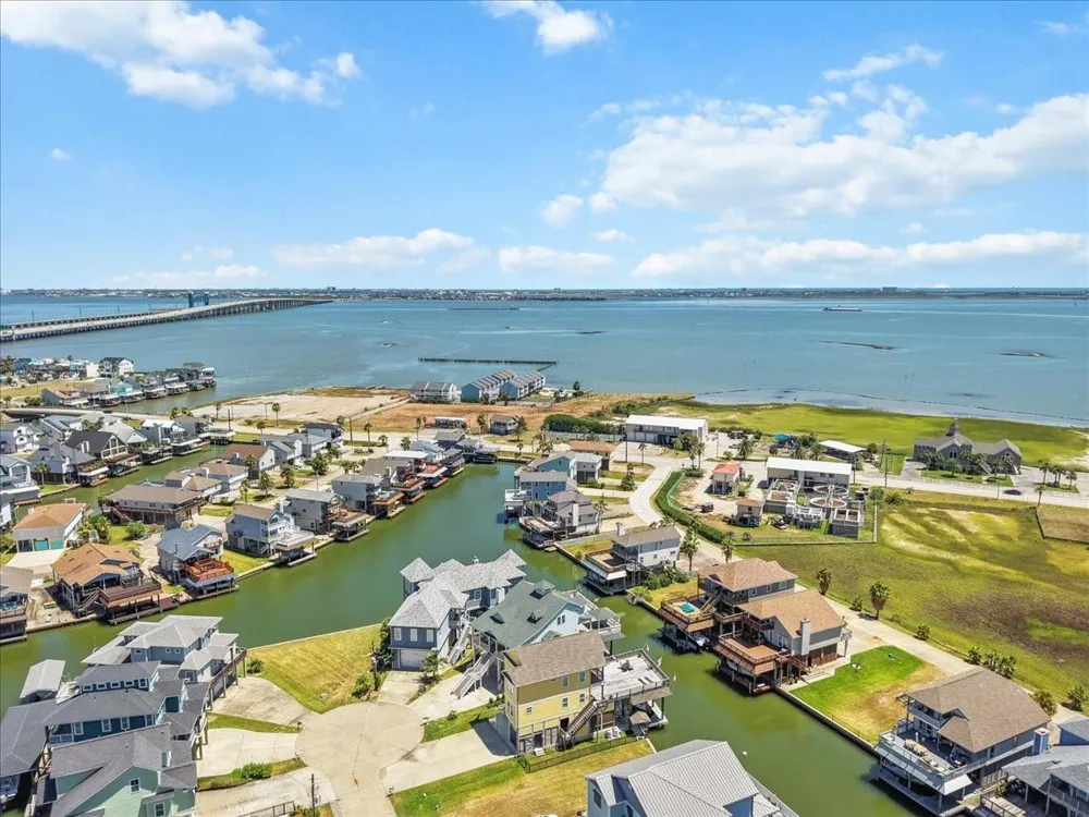 314 Windward Way Tiki Island, TX 77554