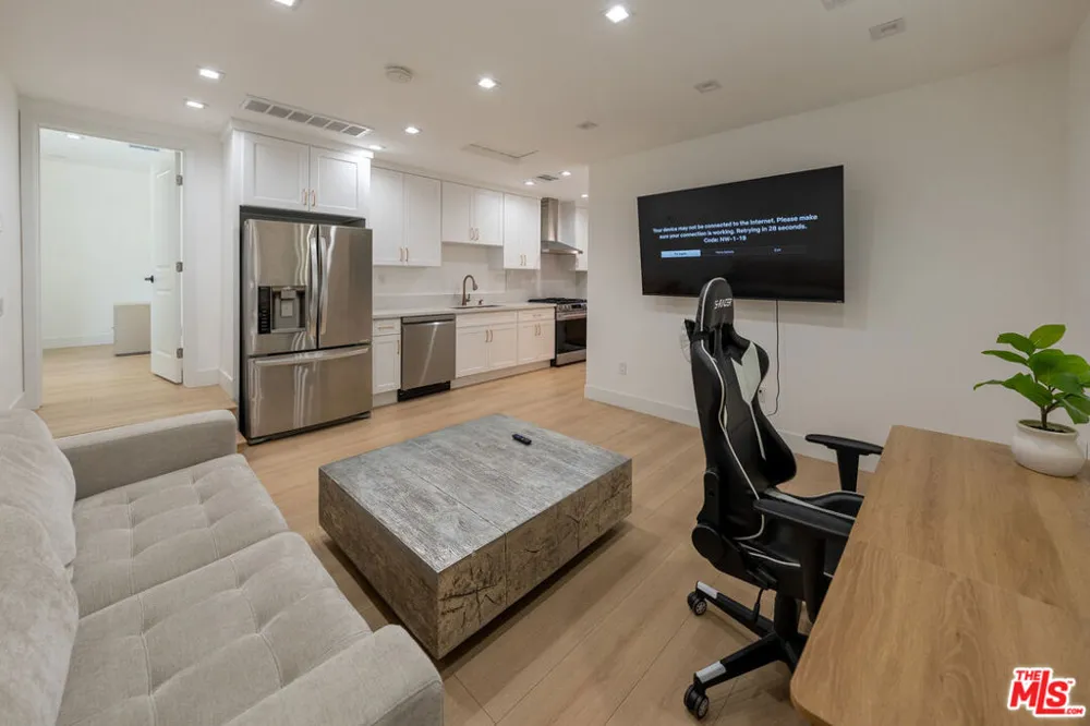 7935 Bonfield Avenue North Hollywood, CA 91605