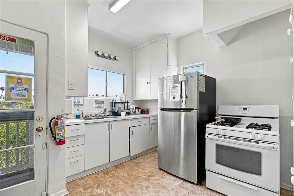 146 Holliston Pasadena, CA 91106