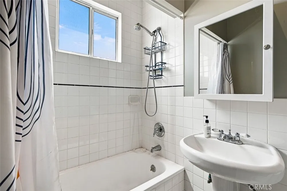 146 Holliston Pasadena, CA 91106
