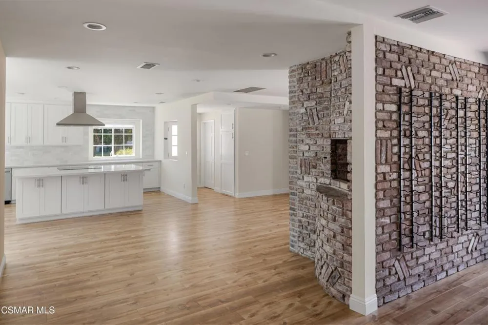 5736 Le Sage Avenue Woodland Hills, CA 91367