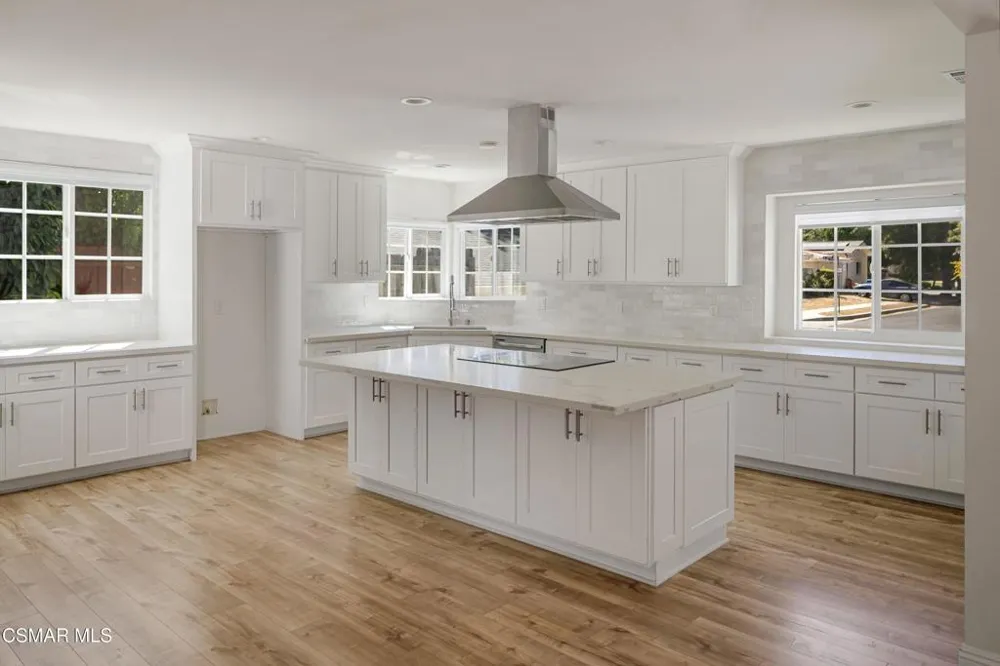 5736 Le Sage Avenue Woodland Hills, CA 91367