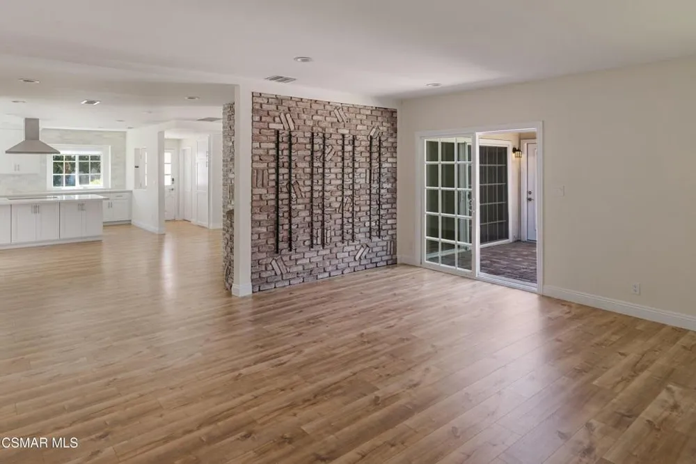 5736 Le Sage Avenue Woodland Hills, CA 91367