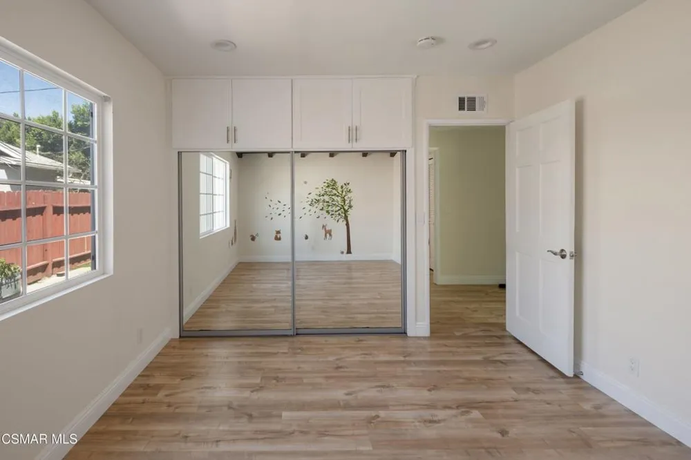 5736 Le Sage Avenue Woodland Hills, CA 91367