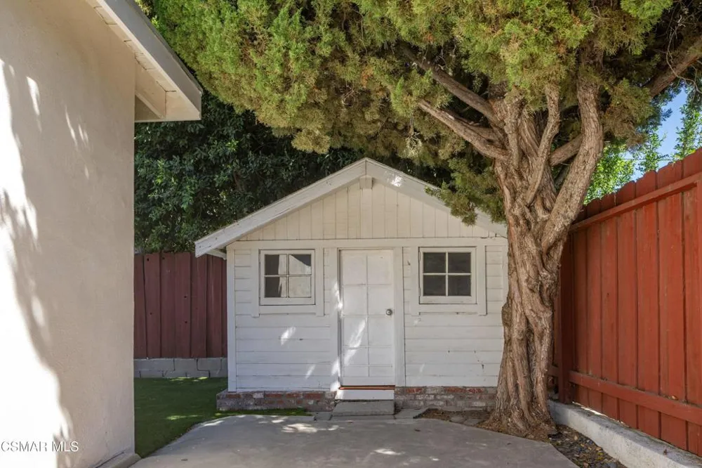 5736 Le Sage Avenue Woodland Hills, CA 91367