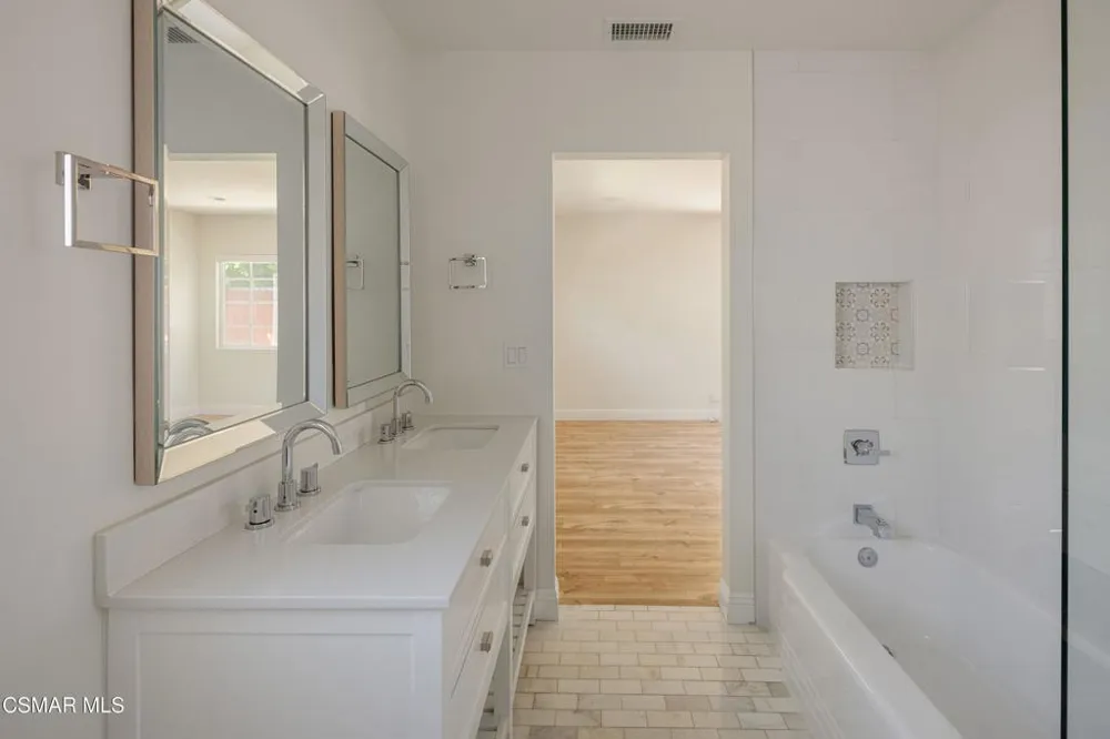 5736 Le Sage Avenue Woodland Hills, CA 91367