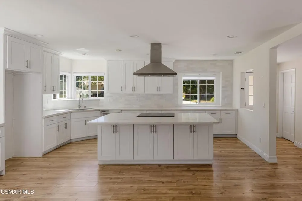 5736 Le Sage Avenue Woodland Hills, CA 91367