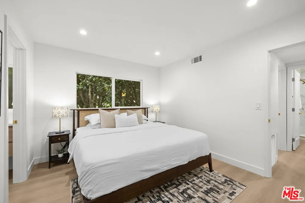 130 Alta Avenue #B Santa Monica, CA 90402