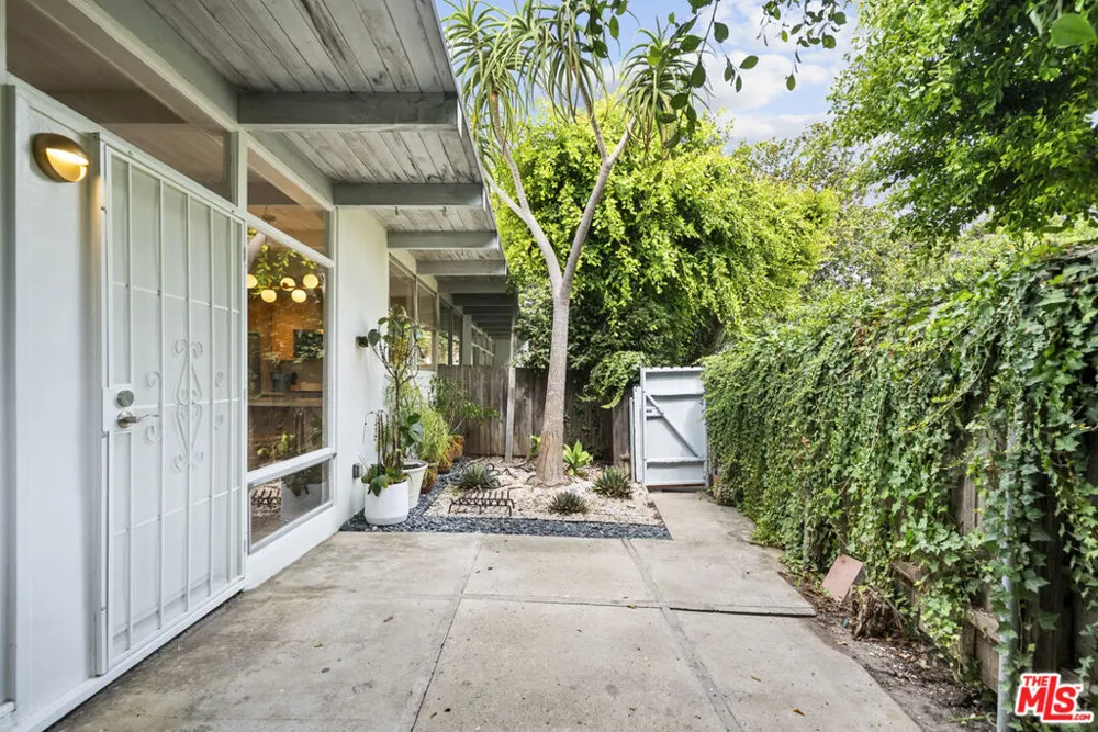 130 Alta Avenue #B Santa Monica, CA 90402