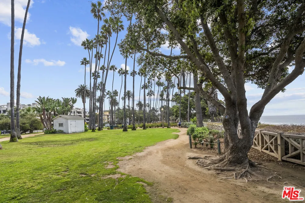 130 Alta Avenue #B Santa Monica, CA 90402