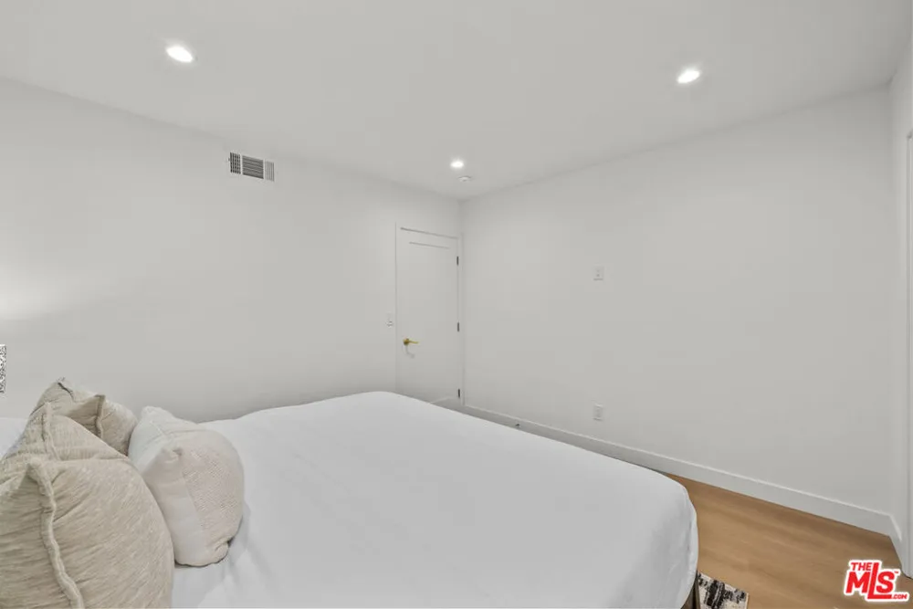 130 Alta Avenue #B Santa Monica, CA 90402
