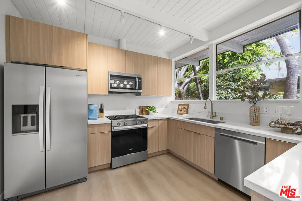 130 Alta Avenue #B Santa Monica, CA 90402