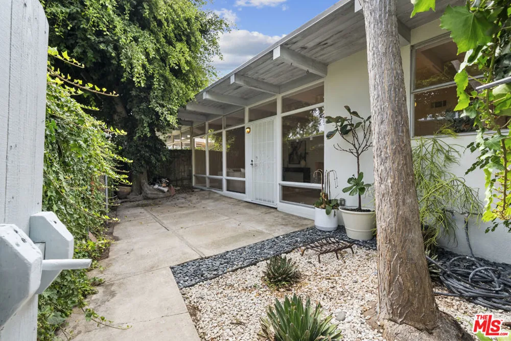 130 Alta Avenue #B Santa Monica, CA 90402