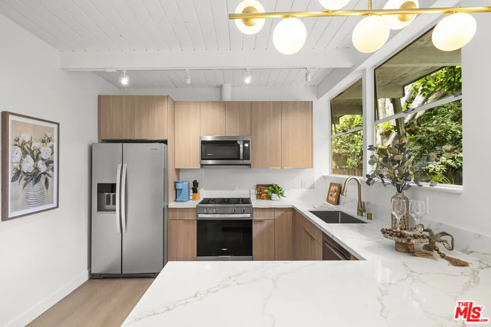 130 Alta Avenue #B Santa Monica, CA 90402
