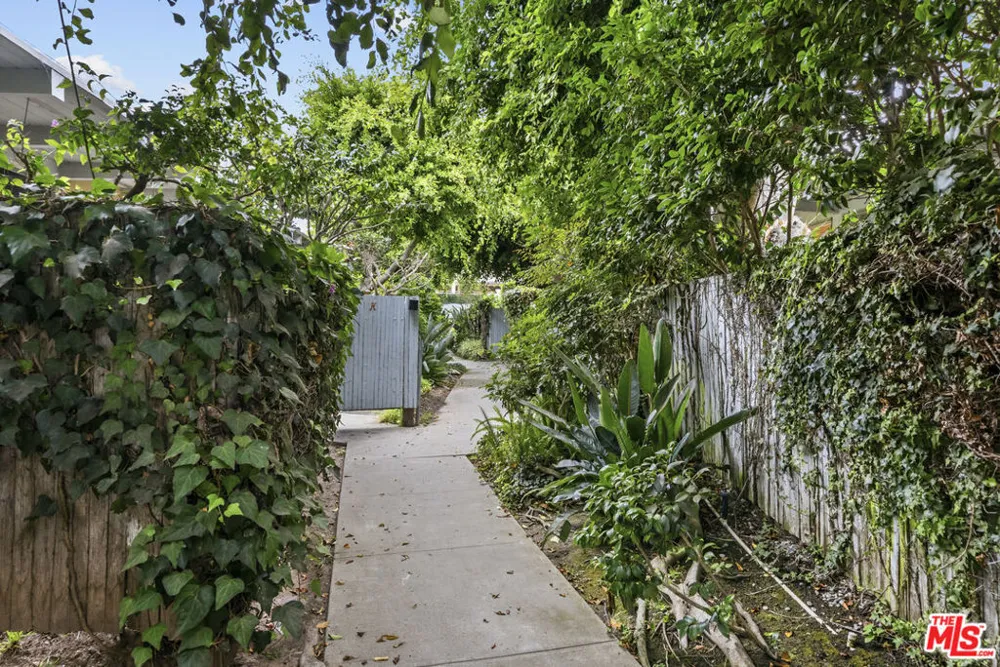 130 Alta Avenue #B Santa Monica, CA 90402