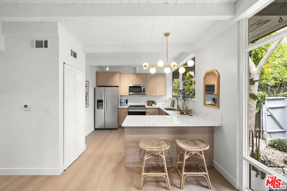 130 Alta Avenue #B Santa Monica, CA 90402