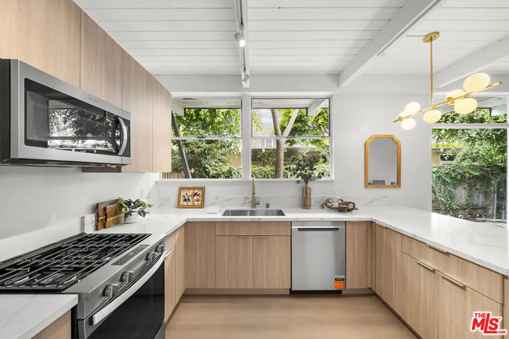130 Alta Avenue #B Santa Monica, CA 90402