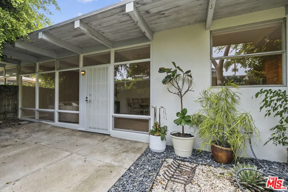 130 Alta Avenue #B Santa Monica, CA 90402