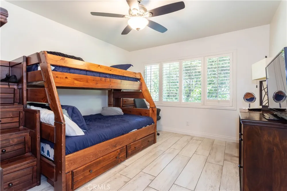 19308 Lemarsh Street Northridge, CA 91324