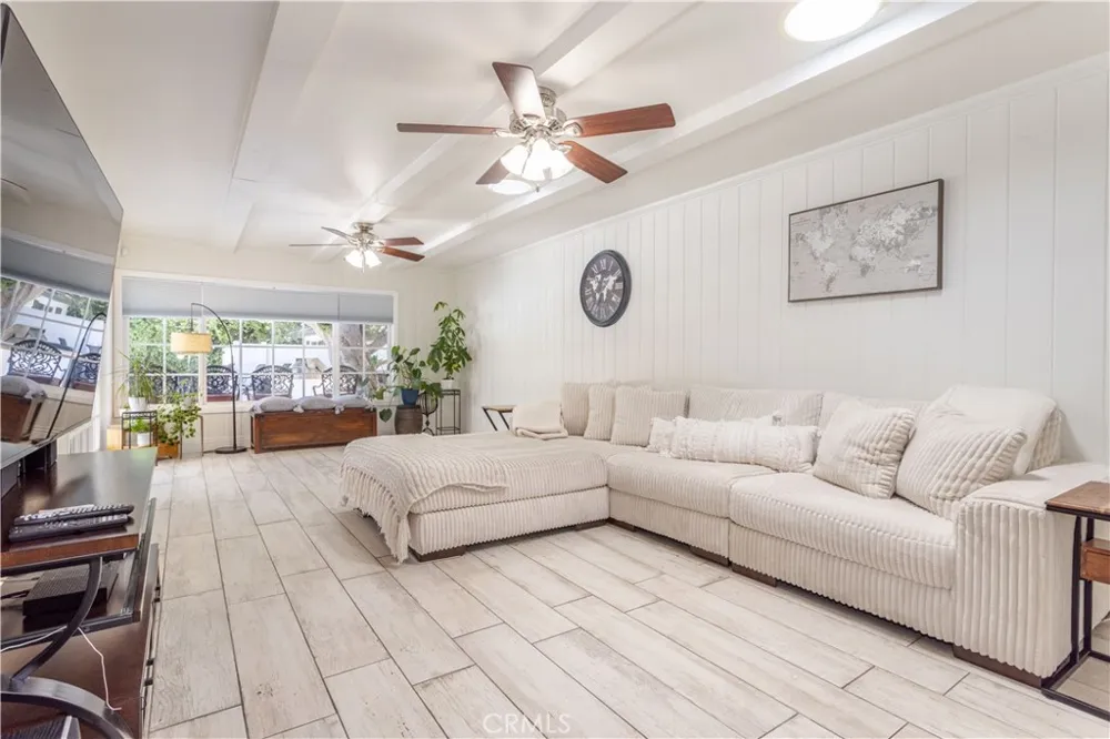 19308 Lemarsh Street Northridge, CA 91324