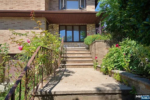 233 8th Street