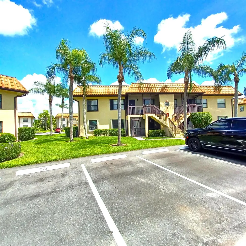 7221 Golf Colony Court #102 Lake Worth, FL 33467