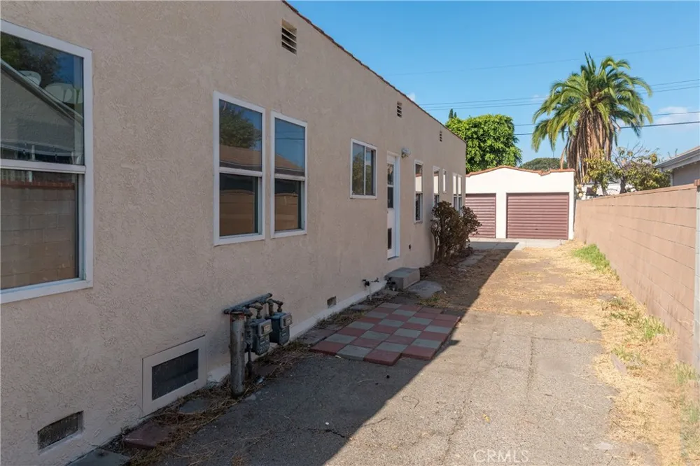 2207 Lamer Street Burbank, CA 91504