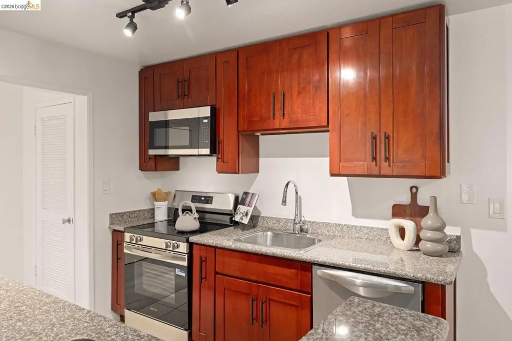 385 Jayne Ave #109 Oakland, CA 94610