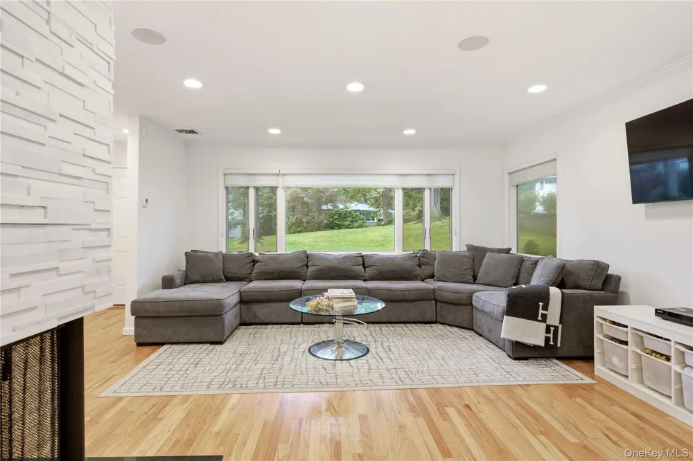 29 Sycamore Drive Roslyn, NY 11576