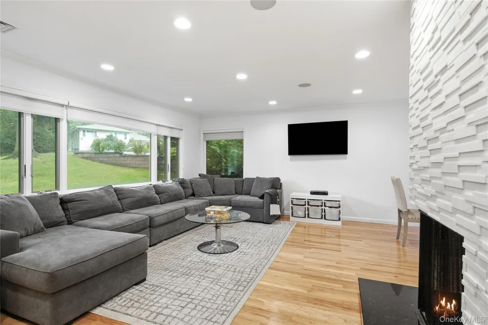 29 Sycamore Drive Roslyn, NY 11576