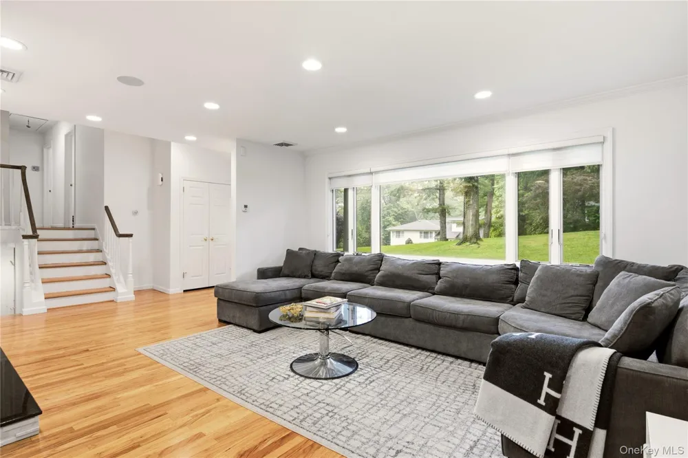 29 Sycamore Drive Roslyn, NY 11576
