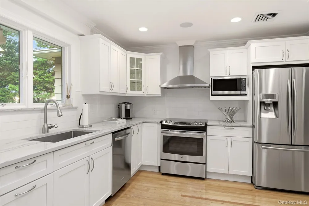 29 Sycamore Drive Roslyn, NY 11576