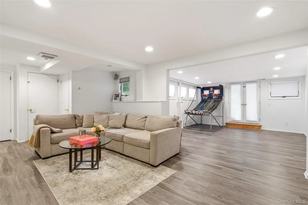 29 Sycamore Drive Roslyn, NY 11576